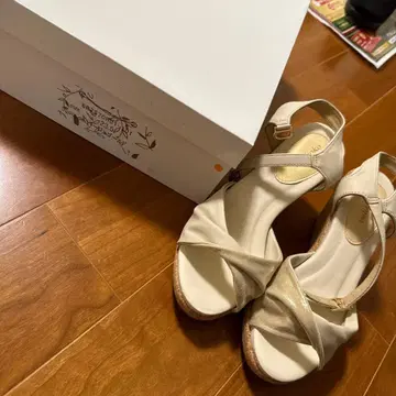 골드 크로스 스트랩 샌들 23.5