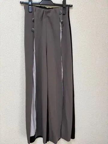 새상품 그레이 RADIATE 바이컬러 본딩 플리츠 팬츠