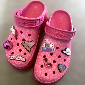 Crocs 바비 콜라보