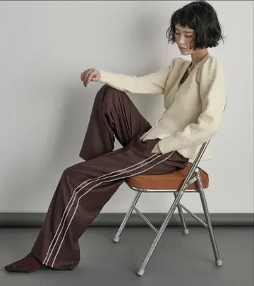 THE YOn 인사이드 아웃 심 라인 새틴 트랙 팬츠