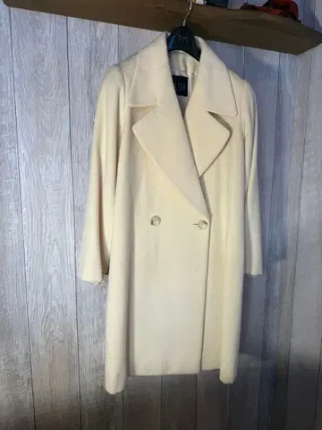 크림색 더블 브레스트 롱 코트