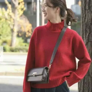 작년 구매 어반 리서치 터틀넥 니트 빨간색