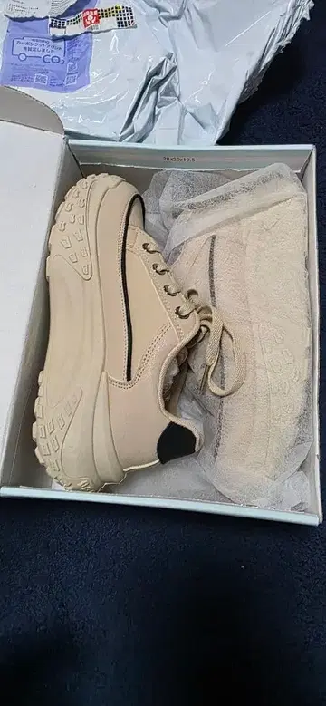 베이지 합성 피혁 스니커즈