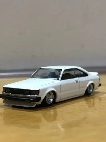 화이트 쿠페 스타일 미니카