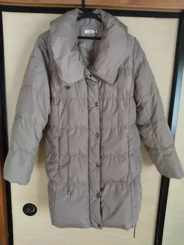 베이지 다운 자켓 큰 옷깃 미디 기장