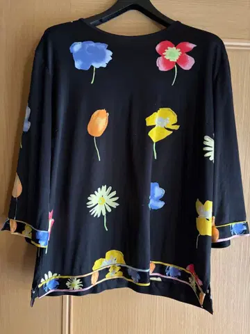 레오나르 스포츠 꽃무늬 칠부 소매 상의 블랙 42호