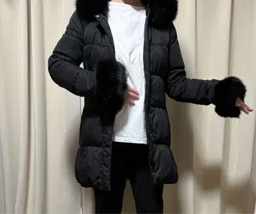 CECI McBEE 퍼 달린 다운 코트 블랙