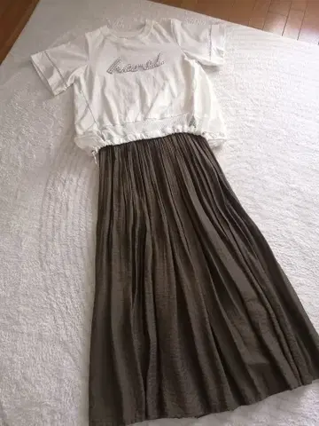 화이트 비쥬 포함 상의와 카키 스커트 세트