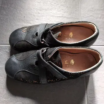 블랙 가죽 스트랩 슈즈 슈즈 공방