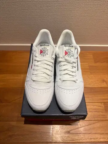 Reebok 화이트 스니커즈