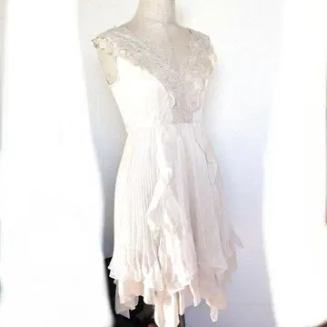 화이트 슬리브리스 무릎 기장 원피스