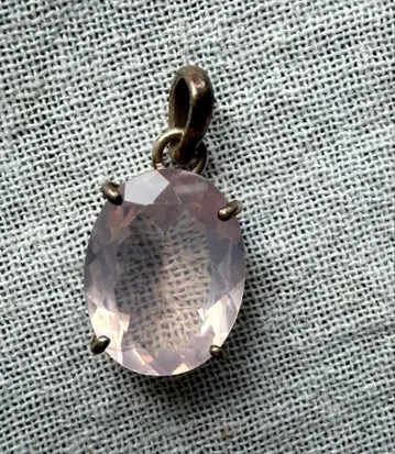 로즈쿼츠 펜던트 탑