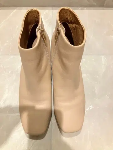 베이지와 브라운의 가죽풍 부츠