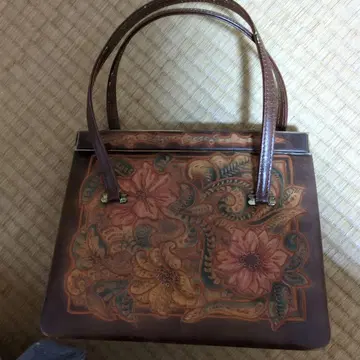 레어 꽃무늬 장식의 브라운 핸드백