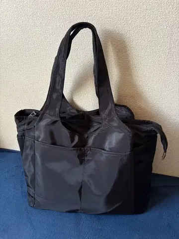 나일론 소재 블랙 토트백
