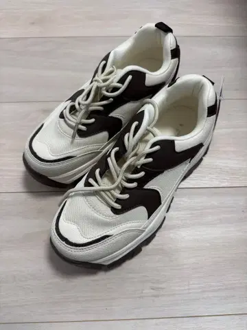 [ 새상품 ] 시마무라 다나카 리나 스니커즈 다크 브라운 M