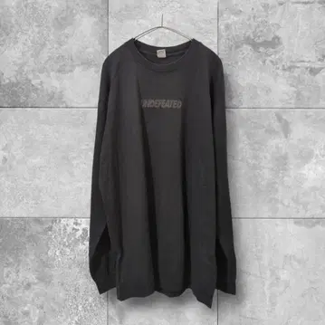 언디피티드 UNDEFEATED 전면 로고 오버 사이즈 티셔츠