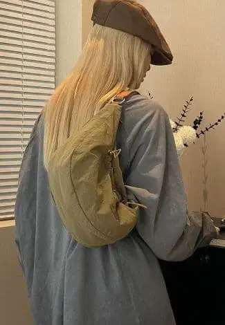 올리브 그린 숄더백 나일론