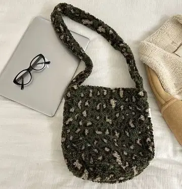 레오파드 무늬 플리스 숄더백