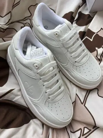 미사용 새상품 aloyoga 화이트 화이트 스니커즈