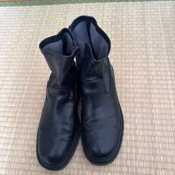 GU 블랙 트레드 밑창 부츠 사이드 지퍼 부착