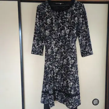 꽃무늬 7부 소매 원피스 블랙과 화이트