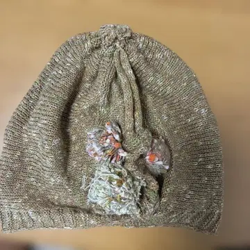 베이지 계열 폼폼 포함 니트 모자 카시라 CA4LA