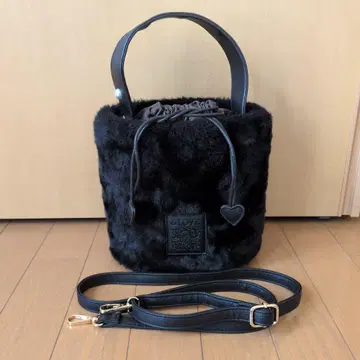 앤드러브 원 핸들 펄 장식 퍼 백