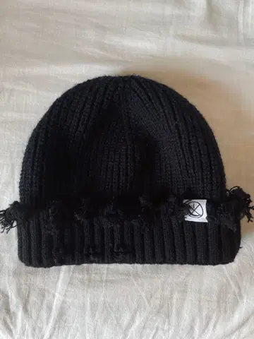 프린지 달린 블랙 니트 모자