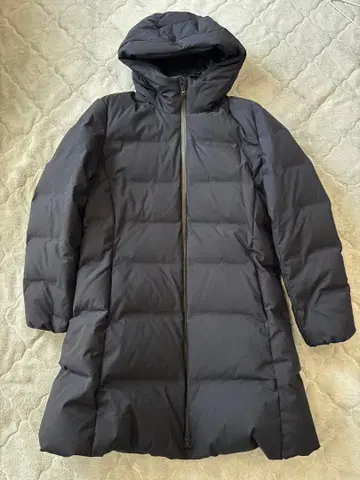 [ 미사용 새상품 ] 유니클로 심리스 다운 코트 블랙 후드 부착 XL