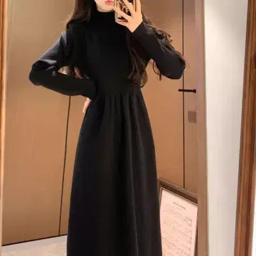 하이넥에 코트를 맞춘 프렌치 이너의 복슬복슬 스커트 겨울