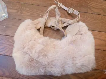 베이지 퍼 숄더백