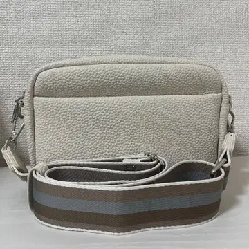 화이트 가죽 숄더백