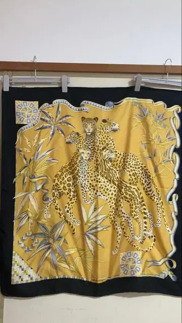 가격 인하 중 페라가모 스카프