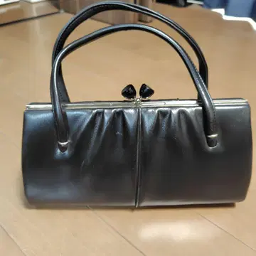 블랙 가죽 핸드백 개더 장식