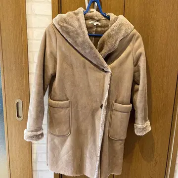 가볍고 따뜻한 무스탕 코트