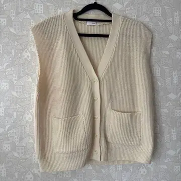 캐널진 아이보리 V넥 니트 베스트