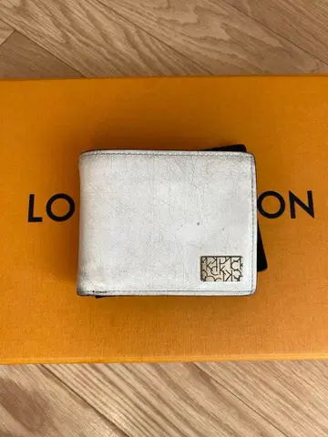 캘빈클라인 Calvin Klein 이단 접이식 지갑 블랙 화이트 엠보