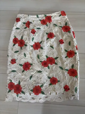 Lily Brawn 꽃무늬 자수 타이트 스커트