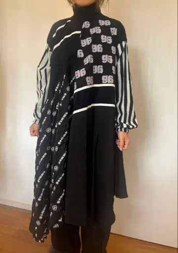 고무 비대칭 디자인 롱 원피스 블랙과 화이트 스트라이프