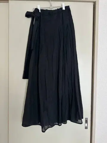 ELIN 리본 포함 블랙 플레어 롱 스커트