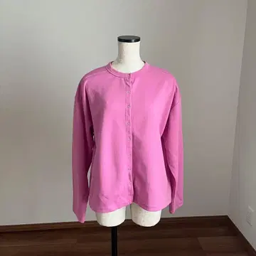 핑크 버튼 달린 긴팔 가디건