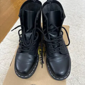 닥터 마틴 8홀 화이트 스티치 박스 있음