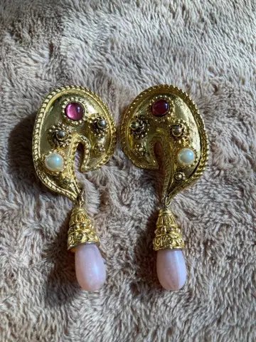 장식적인 골드 귀찌