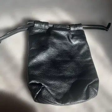 CULTIVATE 블랙 가죽 복조리형 파우치