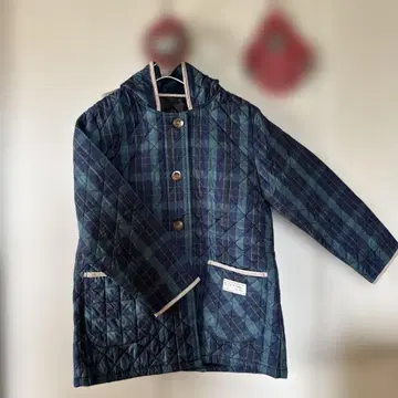 후드 부착 퀼팅 자켓 네이비와 그린 체크