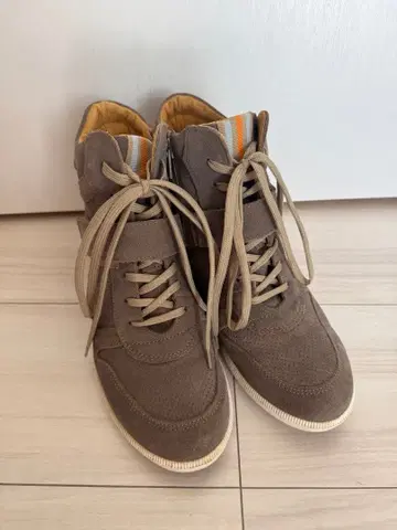 브라운 스웨이드 하이컷 스니커즈 (내부 키높이 약 5cm)