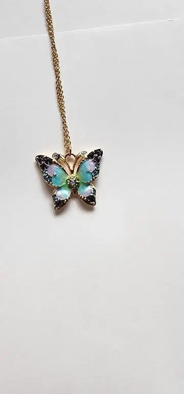 나비 디자인 목걸이 컬러풀