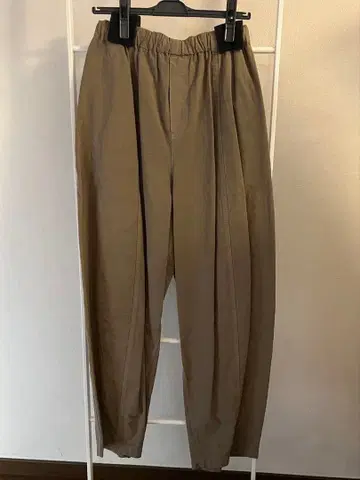 캘런솔로지 베이지 팬츠