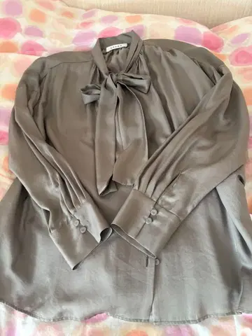 SACRA 그레이 리본 포함 긴팔 블라우스